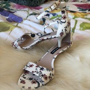 NEW Nine West Kitten White Floral Low Heels - 6.5